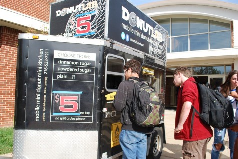 Seniors stop by the Donut Lab truck for some sweet grub.