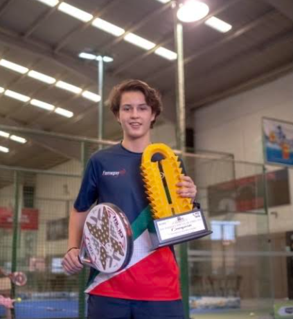 Melgar holding a padel trophy as champion of the Under 18 category. Photo courtesy of Yarhim Jiménez.