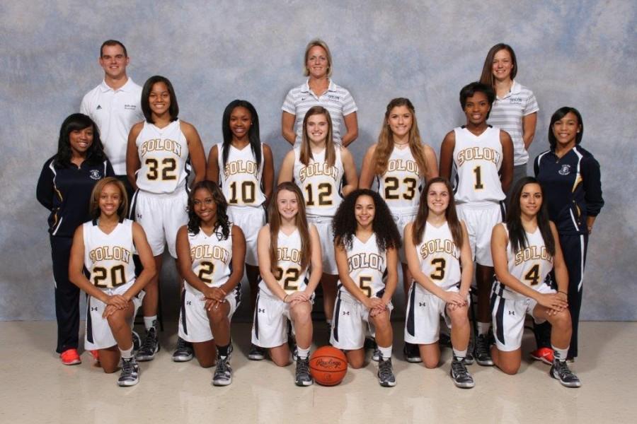 The 2015-2016 Solon Lady Comets Basketball team photo.