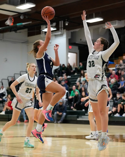 Blackford takes off the ground for a layup. Photo credit David A (@photodac).